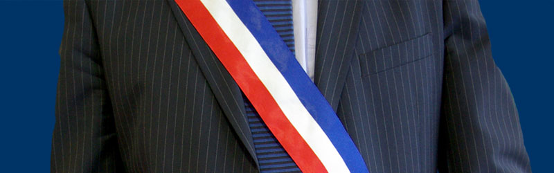 Illustration d'un élu avec l'écharpe tricolore